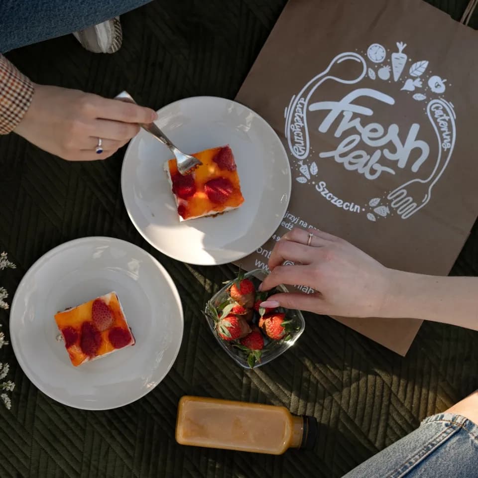 Ciasto z truskawkami i torba Freshlab — dieta pudełkowa ze Szczecina